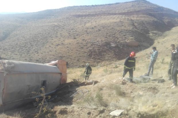 سقوط کامیون تانکر به عمق ۸متری دره درشهرستان شیراز