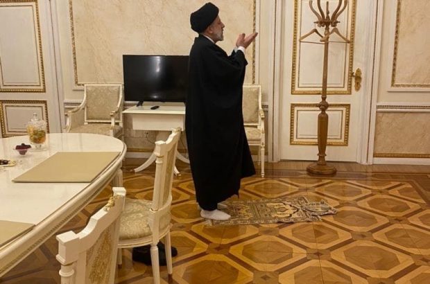 عکس/ نماز سیدابراهیم رئیسی رئیس جمهوری اسلامی ایران در کاخ کرملین