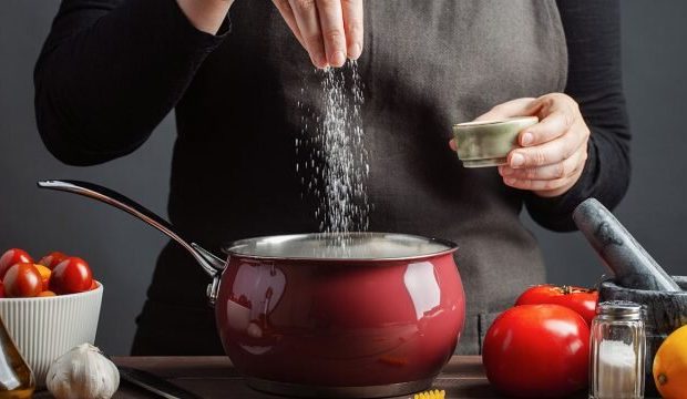 ساده‌ترین ترفند برای رفع بوی غذاها از خانه