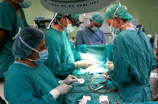 موفقیت جراحی نادر عروق قلب در بیمارستان نمازی شیراز