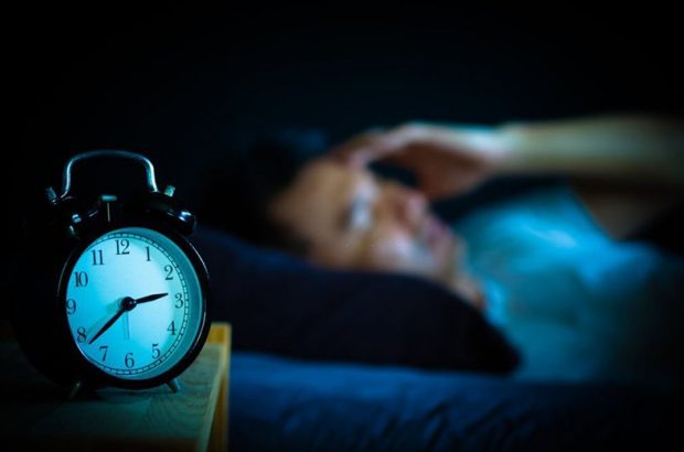 چرا با وجود خواب آلودگی و خستگی شدید، خوابمان نمی‌برد؟