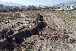 باستان شناسان روستای ۷ هزار ساله، وسط شهر شیراز کشف کردند/ کشف یک دیوار سنگی عظیم پیش از تاریخ  (فیلم)
