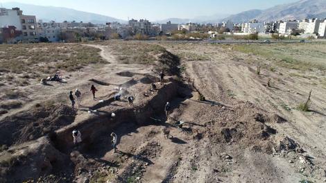 باستان شناسان روستای ۷ هزار ساله، وسط شهر شیراز کشف کردند/ کشف یک دیوار سنگی عظیم پیش از تاریخ  (فیلم)