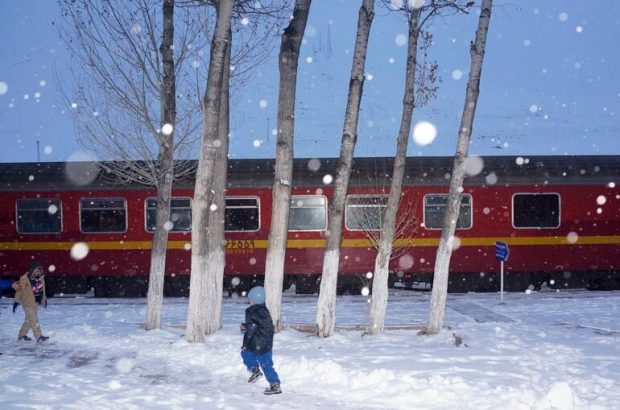 قطار تهران – شیراز با ۳۰۰ مسافر به دلیل نقص فنی در برف ماند