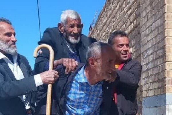پیرمرد ۱٠۵ ساله کواری رای داد+عکس