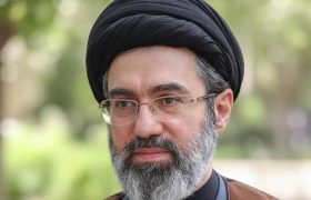 پیام آیت‌الله سیدمجتبی خامنه‌ای، رهبر انقلاب: هرگونه اقدامی که موجب بدبینی و سرخوردگی آحاد مردم شود نوعی کمک به دشمن این کشور و مردمانش محسوب می‌گردد / ابزار اصلی دشمن، کاشت بذر تردید، یأس، ترس، بدگمانی، و اختلاف است/ همگان با حفظ وحدت و اعتماد متقابل و هم‌صدایی نکردن با دشمن، نقشه او را خنثی کنند