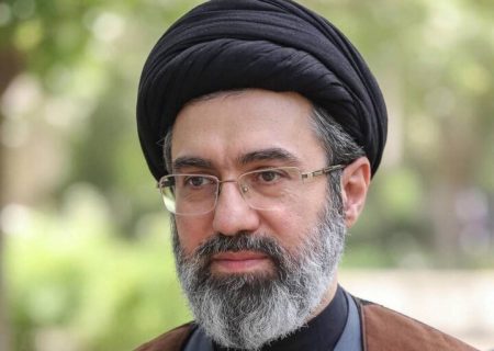پیام آیت‌الله سیدمجتبی خامنه‌ای، رهبر انقلاب: هرگونه اقدامی که موجب بدبینی و سرخوردگی آحاد مردم شود نوعی کمک به دشمن این کشور و مردمانش محسوب می‌گردد / ابزار اصلی دشمن، کاشت بذر تردید، یأس، ترس، بدگمانی، و اختلاف است/ همگان با حفظ وحدت و اعتماد متقابل و هم‌صدایی نکردن با دشمن، نقشه او را خنثی کنند