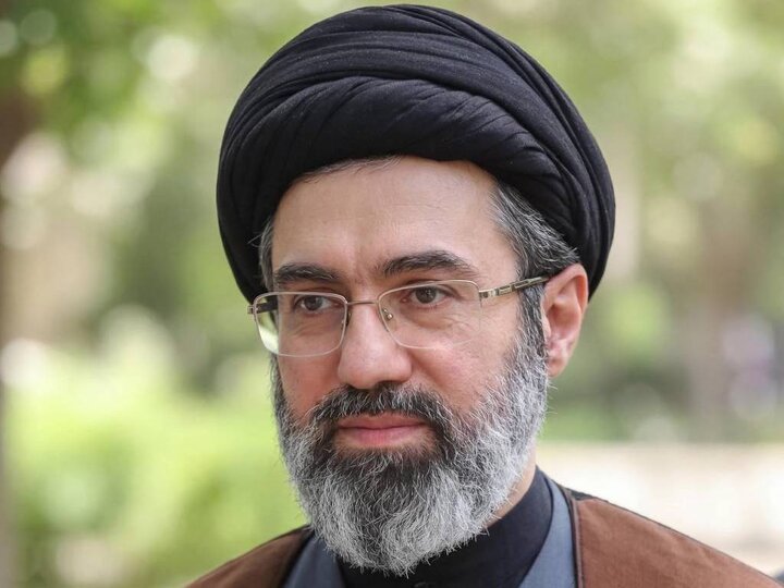 پیام آیت‌الله سیدمجتبی خامنه‌ای، رهبر انقلاب: هرگونه اقدامی که موجب بدبینی و سرخوردگی آحاد مردم شود نوعی کمک به دشمن این کشور و مردمانش محسوب می‌گردد / ابزار اصلی دشمن، کاشت بذر تردید، یأس، ترس، بدگمانی، و اختلاف است/ همگان با حفظ وحدت و اعتماد متقابل و هم‌صدایی نکردن با دشمن، نقشه او را خنثی کنند