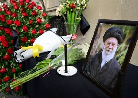 معاون شهرداری تهران: احتمالا مراسم تشییع پیکر رهبر شهید در پایان ذی‌الحجه و اوایل محرم برگزار می‌شود / مراسم تشییع در سه شهر تهران، قم و مشهد قطعی است / مراسم در تهران حداقل ۲۴ ساعت طول خواهد کشید/ در حال تدارک برای جمعیتی بیش از ۱۵ تا ۲۰ میلیون نفر در پایتخت هستیم / محل خاکسپاری امام شهید در مرقد مطهر امام رضا (علیه‌السلام) خواهد بود